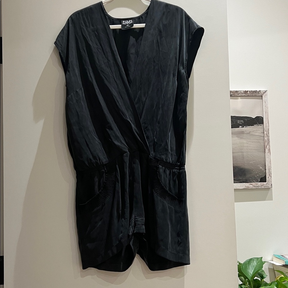 Woman EDUN Black 100% Silk V-Neck Short Sleeve Romper Sz Medium Pockets